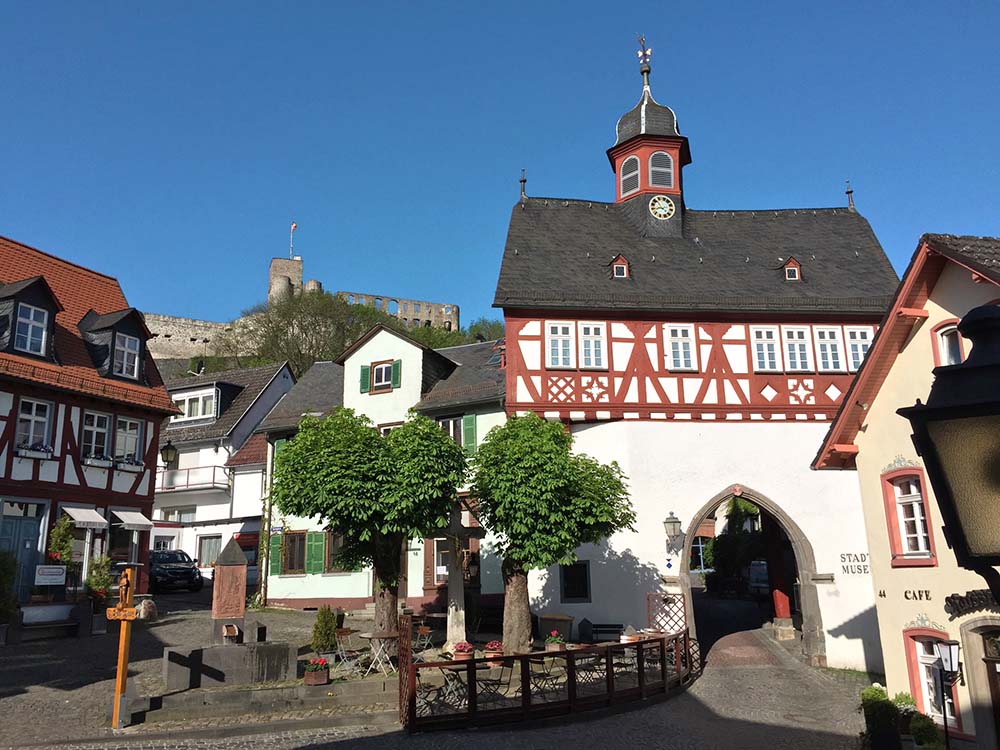 Das alte Rathaus von Königstein war der ursprüngliche Zugang zur Burg und beherbergt heute das Burgmuseum